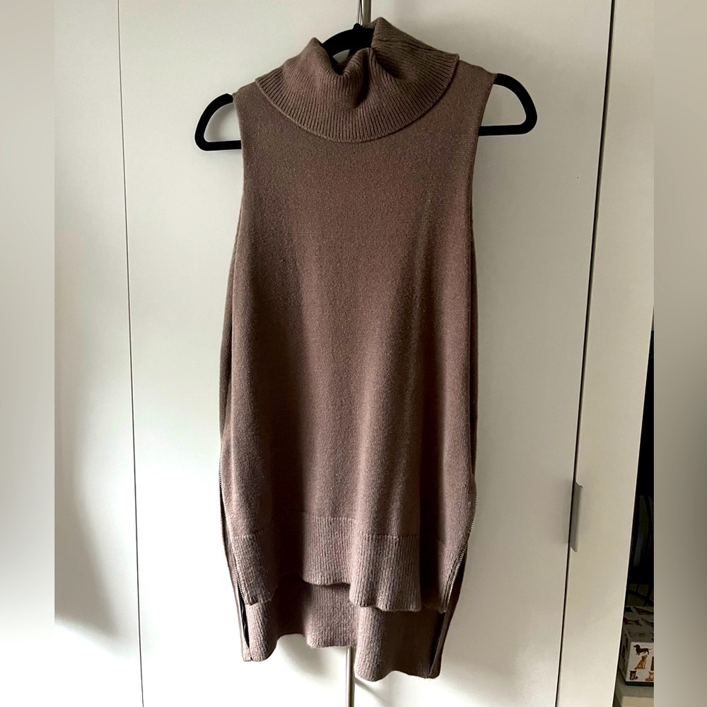Sleeveless cowl/turtleneck sweater.